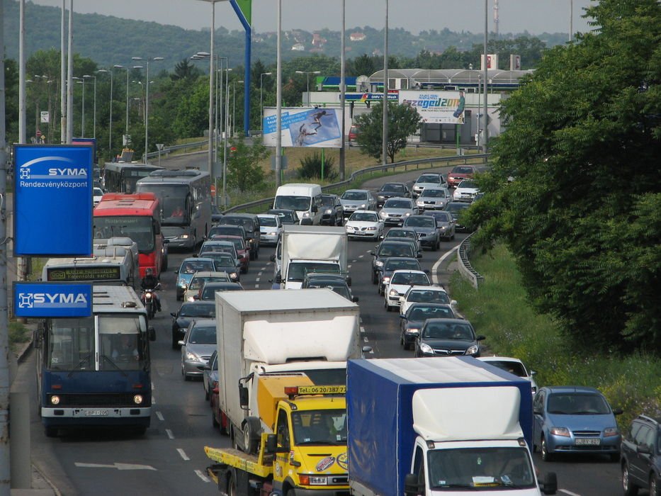 A buszoknak-buszozóknak se jó, mert bár a Petőfi laktanya után kicsit begyorsulhatnak, az Osztyapenkó előtt együtt állnak a dugóban az autókkal