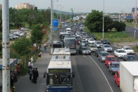 A buszok hullámokban jönnek és egymást akadályozzák a szűk megálló-kapacitás miatt