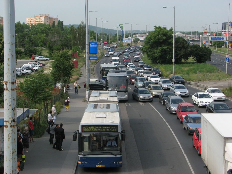 A buszok hullámokban jönnek és egymást akadályozzák a szűk megálló-kapacitás miatt