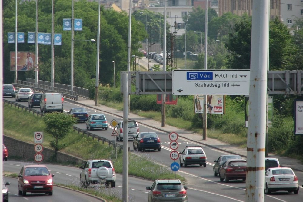 A Lánchíd-Erzsébet híd felé haladók kaptak színtiszta mesterséges dugót, eddig itt nem volt buszsáv