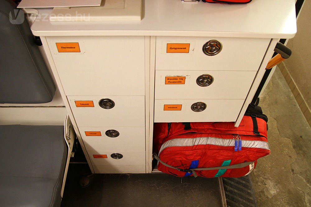 Fiókos szekrény, telve minden életmentéshez szükséges felszereléssel