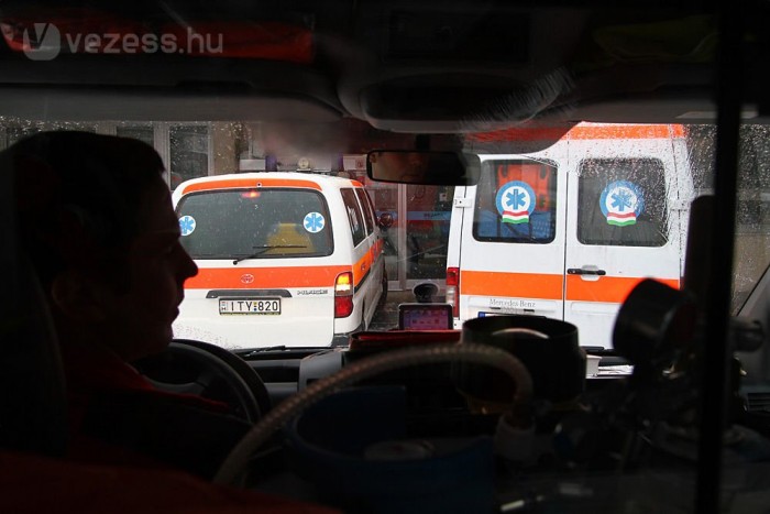 Telt ház, nem férünk a bejárathoz a többi mentőtől