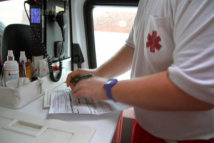 Az ápolók különleges emberek, a száguldó mentőben is képesek stabilan állni, írni