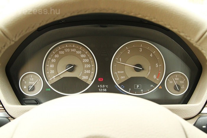 Alapjárati motorleállítással nem süllyed alapállásba a fordulatszámmérő, akárcsak az Opel Corsán