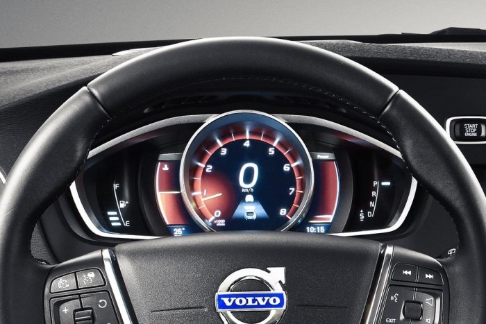 Már a második kiviteli szinttől jár a variálható TFT műszerblokk. Egyelőre háromféle elrendezés lehetséges, ez a sportos a nagy fordulatszámmérővel és a digitális sebességmérővel. Az alapnál és a gazdaságosnál a fordulatszámmérő helyére költözik a sebességmérő, a fordulatszámot pedig a jobboldali szegmensben olvashatjuk le. A kézi sebességváltós változatoknál kapcsolásjelző is van 