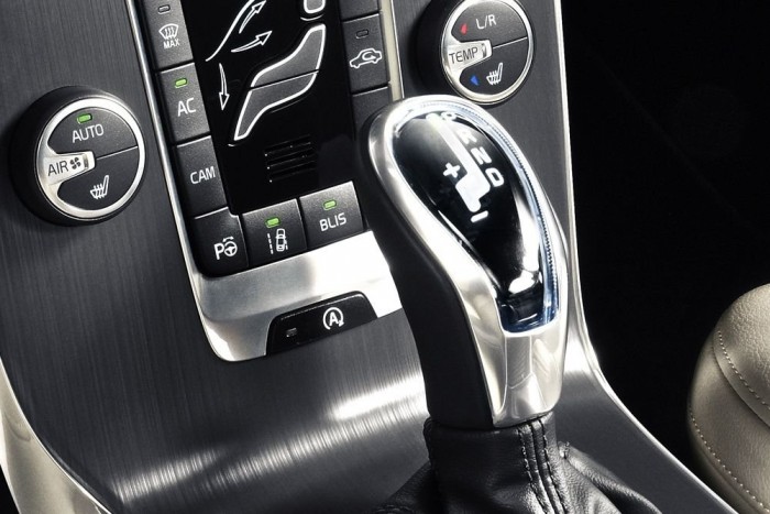 Kivilágított plexilap fedi a választókart, a választott fokozatot kis led fénye jelzi. Pont a kar előtt a biztonsági rendszerek (sávelhagyásra figyelmeztető rendszer, holttérfigyelő rendszer), valamint az automata beparkoló rendszer és a minden motornál széria start-stop rendszer gombjai   