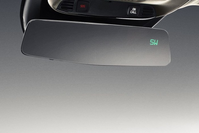 Nagyon büszkék a volvósok az egyik nagy újításukra, a keret nélküli tükörre. Felárért még iránytű is van benne. Így már nem kell megvenni külön... 