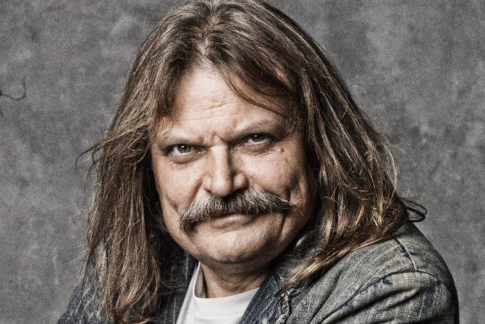 A Mercedes hozta össze az Audival Mandokit 8 | Vezess Ő találja ki az Audi, a VW és a Skoda teljes zenei arculatát - bizony, ilyen is van. De ő a Bayern München zenei igazgatója is, jóban van Angela Merkellel, de számos világhírű zenésszel is. Leslie Mandoki-val beszélgettünk.