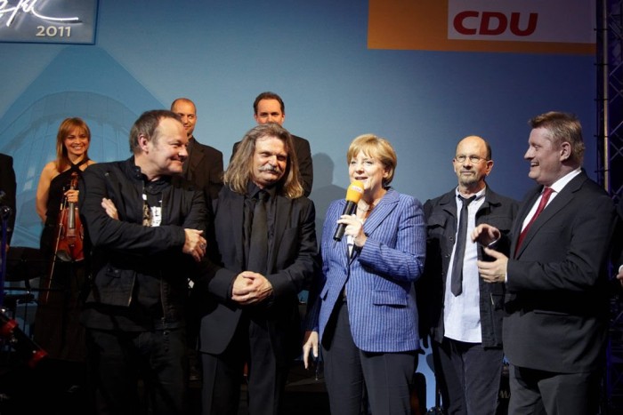 A Mercedes hozta össze az Audival Mandokit 7 | Vezess Olykor a kereszténydemokraták rendezvényén is zenél