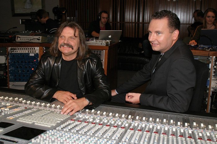 A Mercedes hozta össze az Audival Mandokit 6 | Vezess Stúdióban Stepham Grühsem-mel, a VW kommunikációs igazgatójával