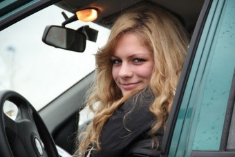 A szőke vezetni tanul 3.