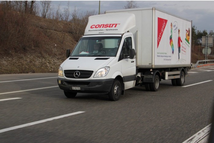 Rengeteg ilyen kisvontatót látni a svájci utakon