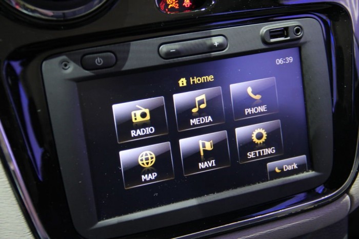 Családi Dacia egy kisautó áráért 8 | Vezess Az érintőképernyős navigáció jó húzás a Dacia részéről, bár kérdés mennyire hajlandó a célközönség felárat fizetni a kütyüért