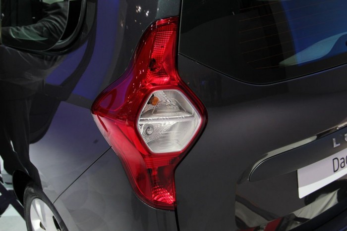 Családi Dacia egy kisautó áráért 6 | Vezess A hátsó lámpa meghatározó elemként emelkedik ki a Lodgy formatervének szürkeségéből