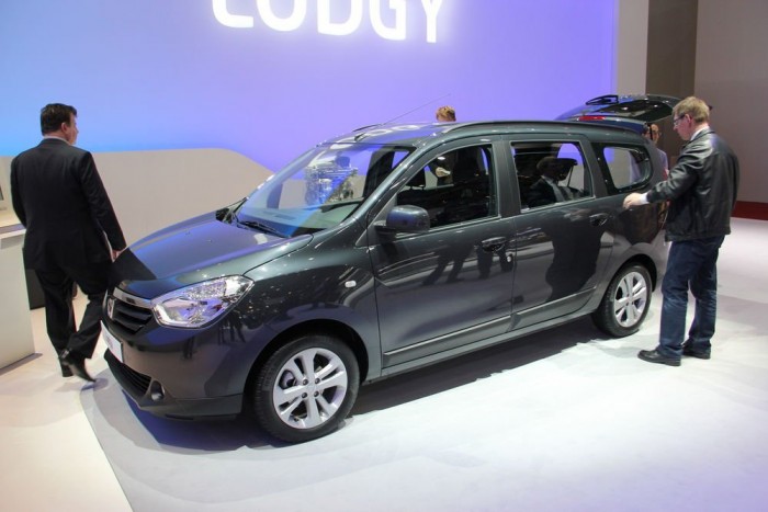 Családi Dacia egy kisautó áráért 7 | Vezess Sokan érdeklődtek az új Dacia iránt, nem volt könnyű a közelébe férkőzni