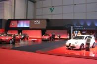 Alfa Romeo stand a Genfi Autószalonon. Kanyargós utast ábrázol