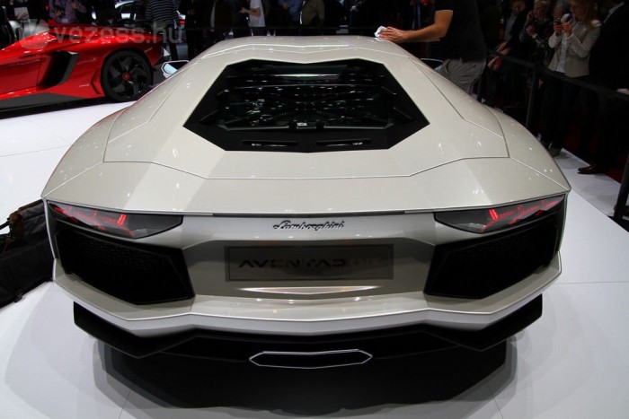 Már-már unalmas a J mellett a sima Aventador