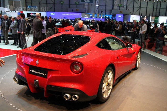 Szellemet láttunk egy szupersportkocsi motorháztetején 14