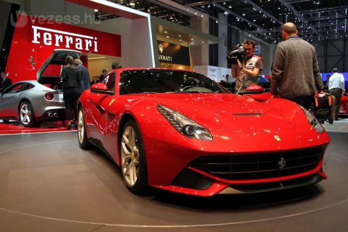 Szellemet láttunk egy szupersportkocsi motorháztetején 13