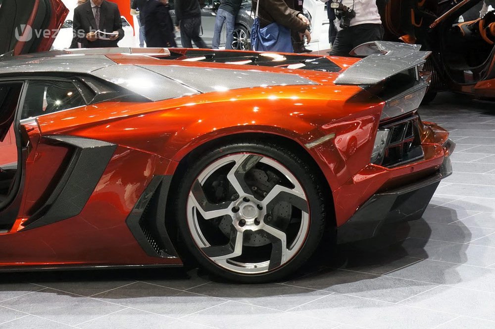 Vörös szörnyeteg Lamborghini-alapon 11