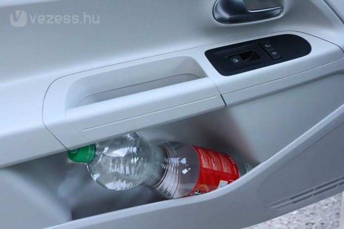 Első teszt: a legolcsóbb Volkswagen 9 | Vezess Pofátlanság volt megspórolni egyetlen ablakemelő-kapcsolót, így az utas ablakát csak elfeküdve, a jobb ajtókárpitról lehet leengedni