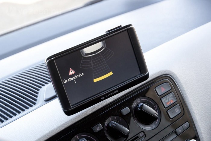 Első teszt: a legolcsóbb Volkswagen 11 | Vezess 96 520 Ft a kivehető navigációskészülék ára, Európa-térképpel. Megéri, mert kihangosítani is tud, jár vele az USB-csatlakozót pótló SD-kártya-bemenet és a fedélzeti számítógép