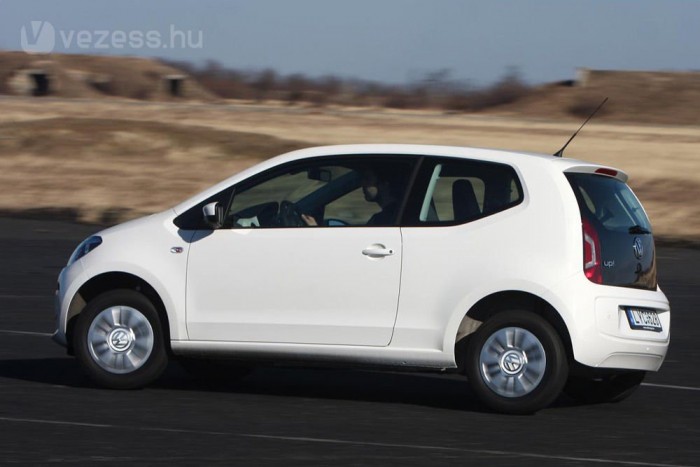 Első teszt: a legolcsóbb Volkswagen 10 | Vezess Meglepően kényelmes és kulturált autó az up!. Finoman fut, akár a nagyobb autók