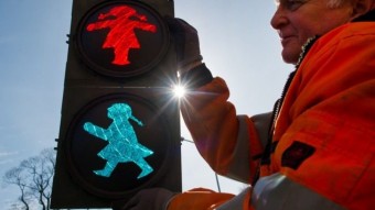 Lámpaemberke helyett lámpanő