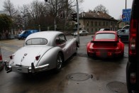 Jaguar XK140 Fixed Head Coupé és szárnyas Porsche 911 Turbo