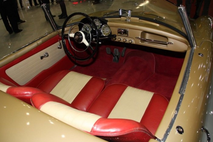 A Genfi Szalon veteránautói 9 | Vezess Fém műszerfal, csinos kárpitok és kormányváltó