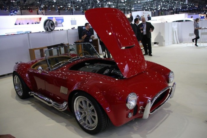 A Genfi Szalon veteránautói 13 | Vezess Régi köntös, modern technika: új Cobra