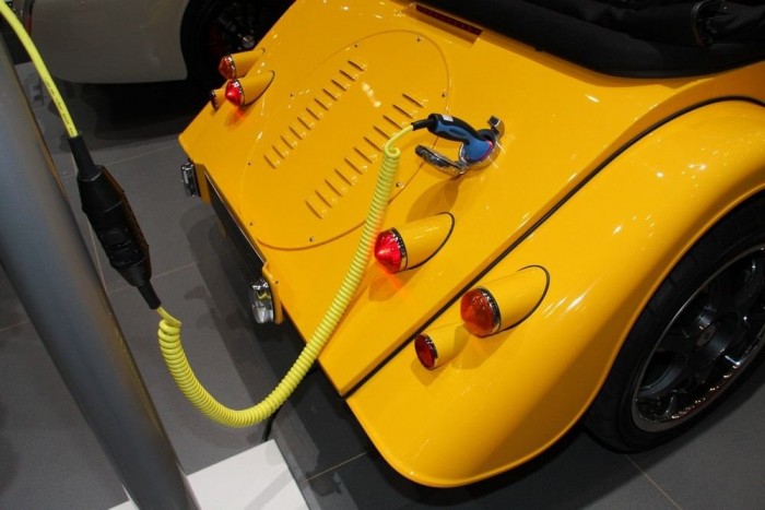 A Genfi Szalon veteránautói 14 | Vezess Kissé fura az áramot tankoló favázas matuzsálem