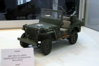 Autoart Willys Jeep teljes felszereléssel, külön érdekesség a szövetkárpit az üléseken