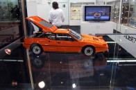 Narancs BMW M1 a Norev-től. Az első sorozat pirosban és fehérben jelent meg, 2500-as limitációval egy nagy modellautós webshop oldalán. Én meggondolatlanul a fehéret választottam, ezért várom nagyon ezt a narancssárgát