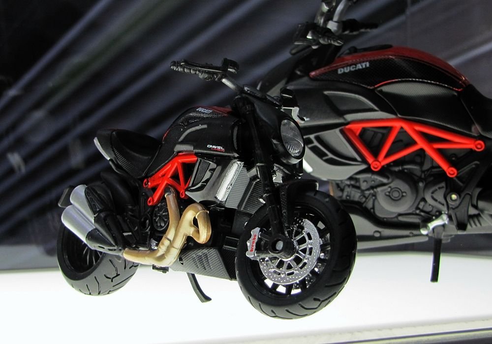 1:18-as Ducati Diavel a Maisto-tól