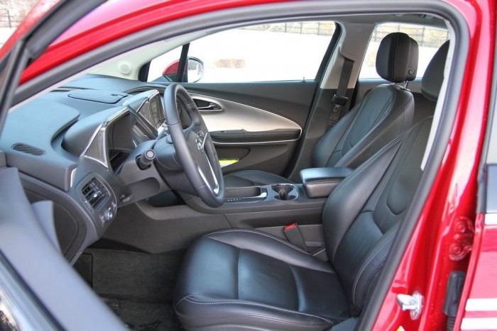 Zöldebb autók Magyarországon 15 | Vezess Nagyon kényelmesek az ülések és akkor is csekély a zajszint, ha beindul a benzines motor és tölti az akkukat