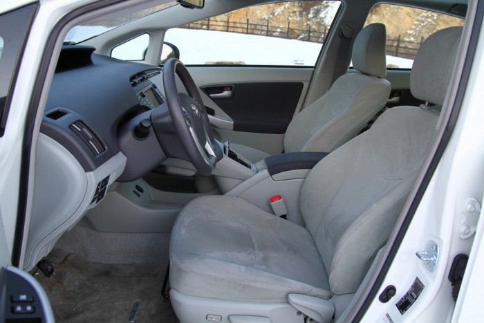 Zöldebb autók Magyarországon 9 | Vezess Közlekedni lehet vele, jót autózni nem. A Prius és a többi hibrid azért is fogyaszt olyan jól, mert folyamatosan jelzi a vezetőnek, takarékosan vagy pazarlóan vezet-e