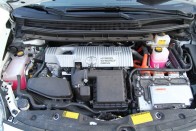 98 lóerős belső égésű és 82 lóerős, 207 Nm nyomatékú villanymotorjával a Prius tud csak benzinnel menni, képes csendben, csak villannyal suhanni, de a kétféle motor egymást támogatva is hajthatja
