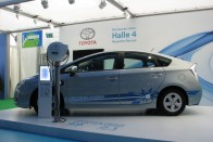 Konnektorról tölthető, 20 kilométert csak villannyal lesurrogó Prius Plug-In