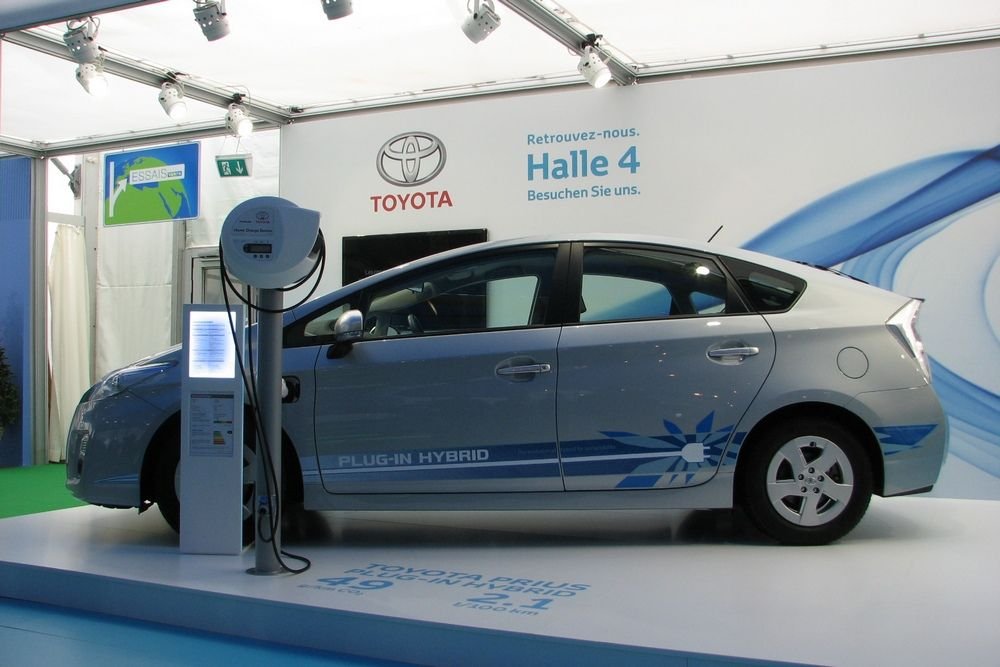 Konnektorról tölthető, 20 kilométert csak villannyal lesurrogó Prius Plug-In