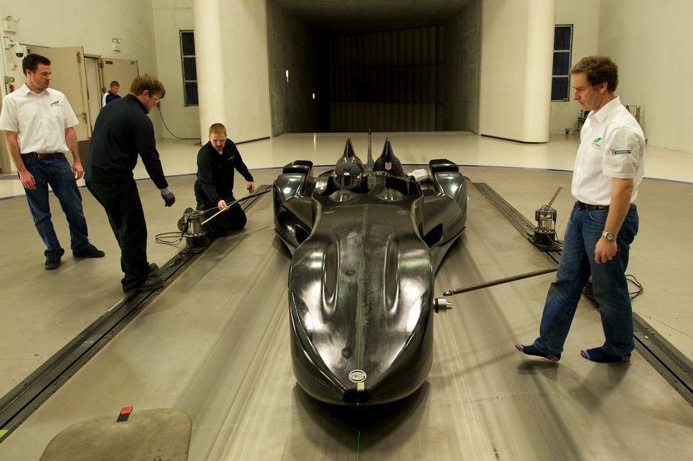 Batmobillal versenyez a Nissan 5