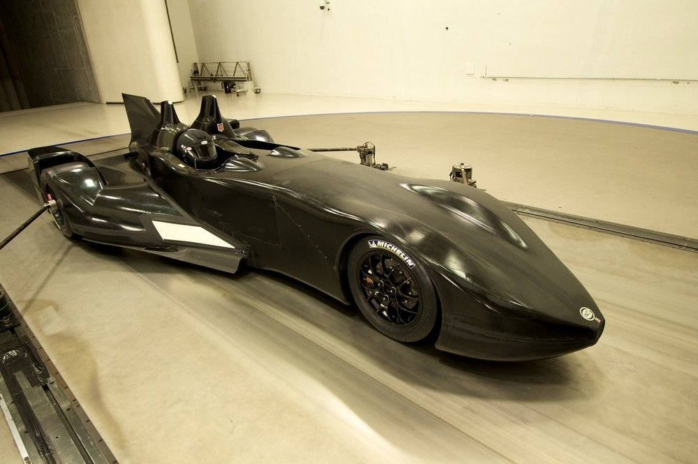 Batmobillal versenyez a Nissan 6