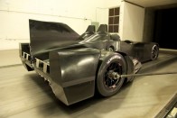 Batmobillal versenyez a Nissan 25