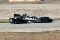 Batmobillal versenyez a Nissan 26