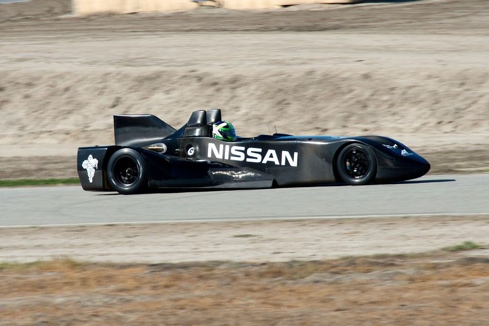 Batmobillal versenyez a Nissan 9