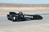 Batmobillal versenyez a Nissan 27