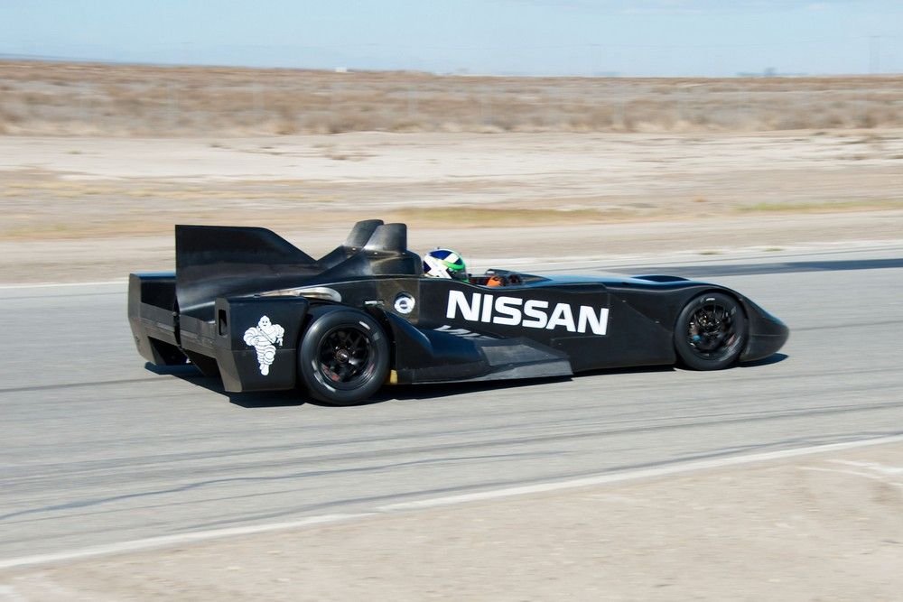 Batmobillal versenyez a Nissan 10