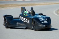 Batmobillal versenyez a Nissan 28