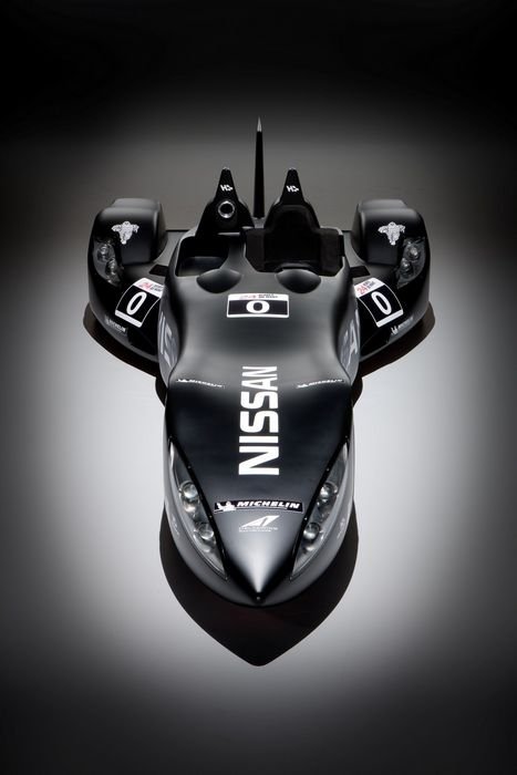 Batmobillal versenyez a Nissan 13