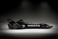 Batmobillal versenyez a Nissan 32